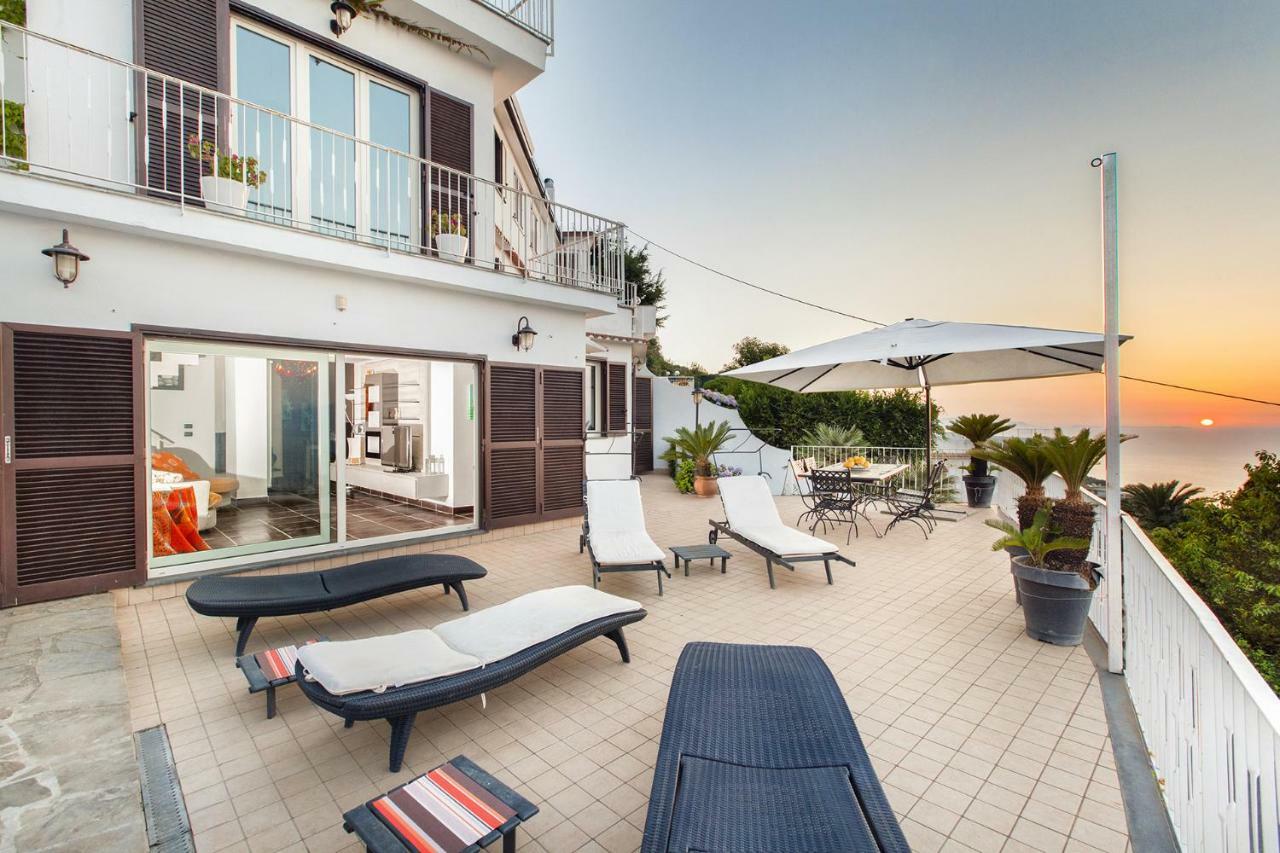 Amore Rentals - Casa Augusta A Sorrento Bagian luar foto